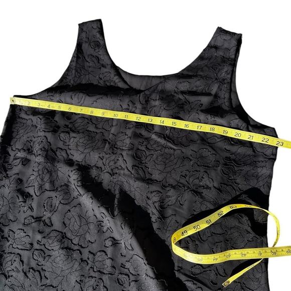 Chicos 3 (22-24) women’s reversible raised floral texture, black tank top - Picture 6 of 9